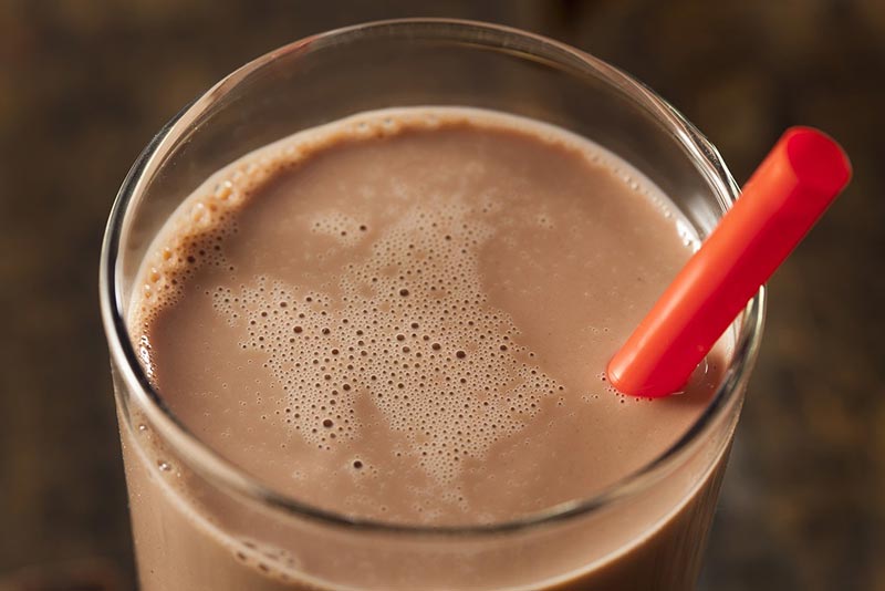 رژیم غذایی شکم شش تکه,غذاهای چربی سوز سریع,chocolate-milk-glass-chocolate-milk-diet شیرکاکائو