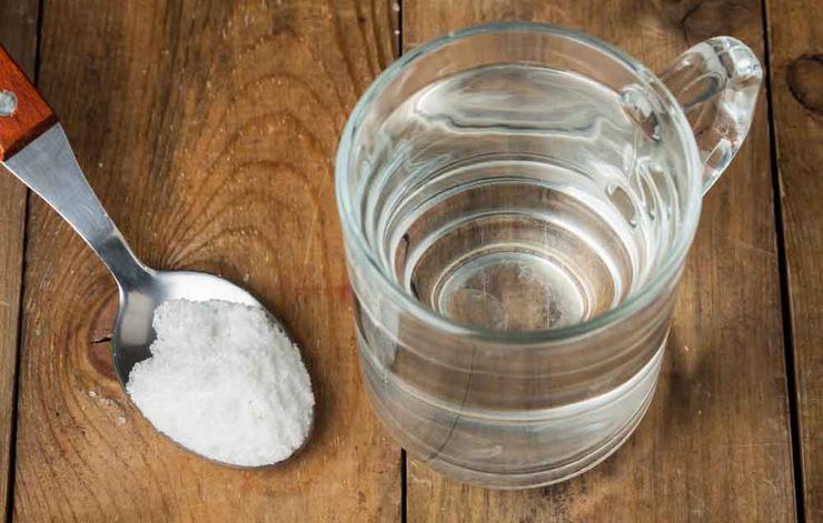 درمان های خانگی گلودرد شدید,با آب و نمک غرغره کنید